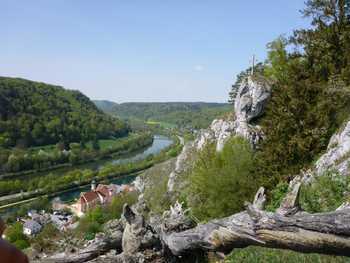 Wanderweg nach Randeck mit Blick auf den Markt Essing und zum Tatzlwurm